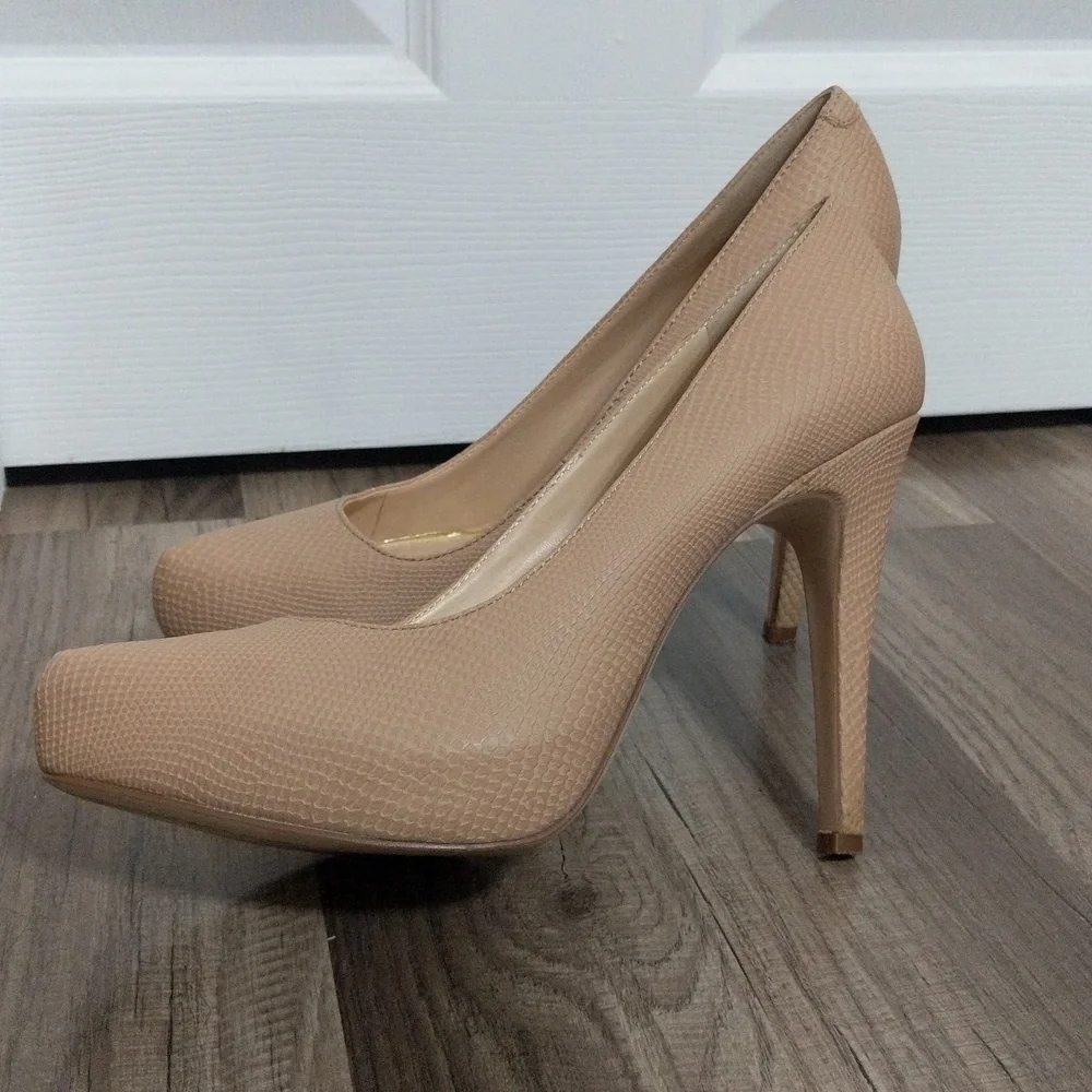 #283Jessica Simpson Women's Tobee Platform Pump Soft Tan Color. 4" Heel Size: 8M - Picture 3 of 12
